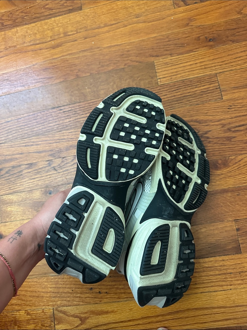 Nike Silver and White Athletic Trainers - Picture 5 of 6